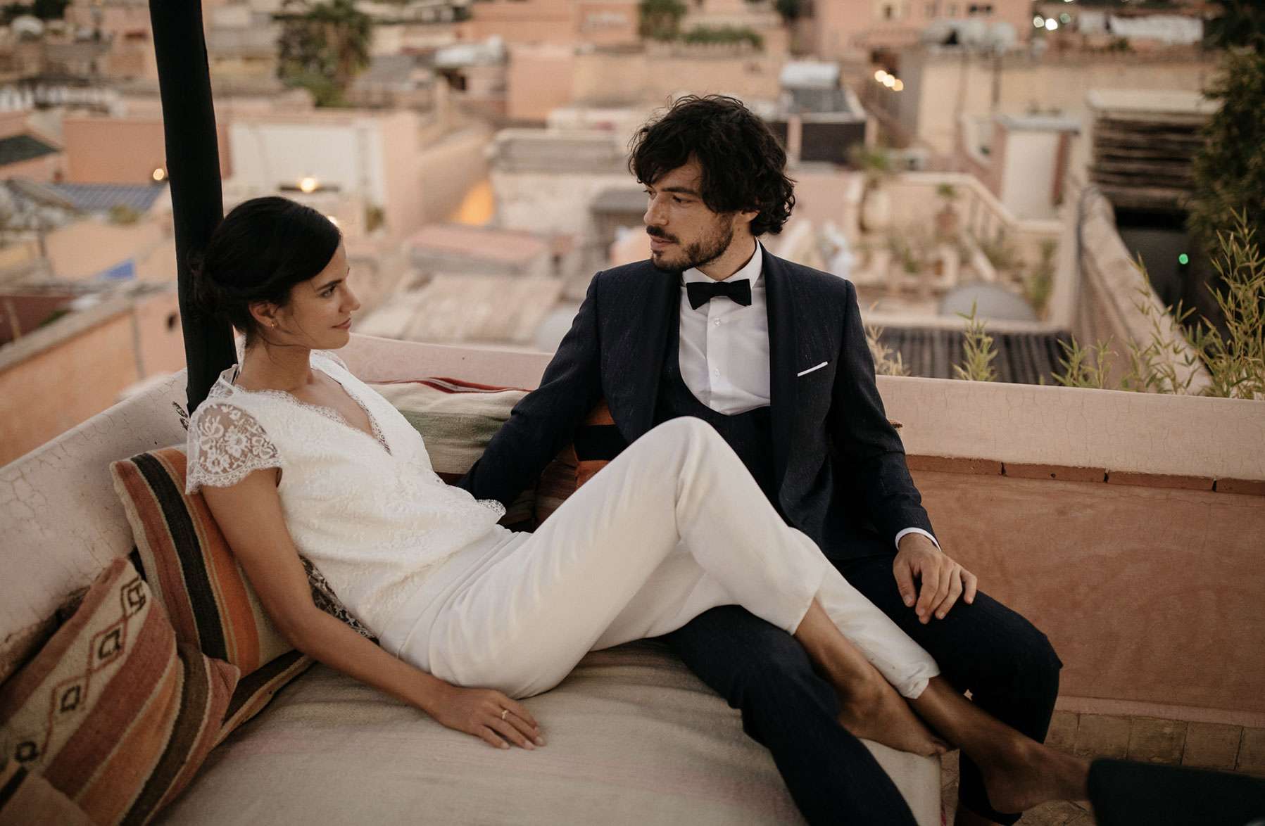 mariés smoking robe de mariage combinaison de mariage Marrakech
