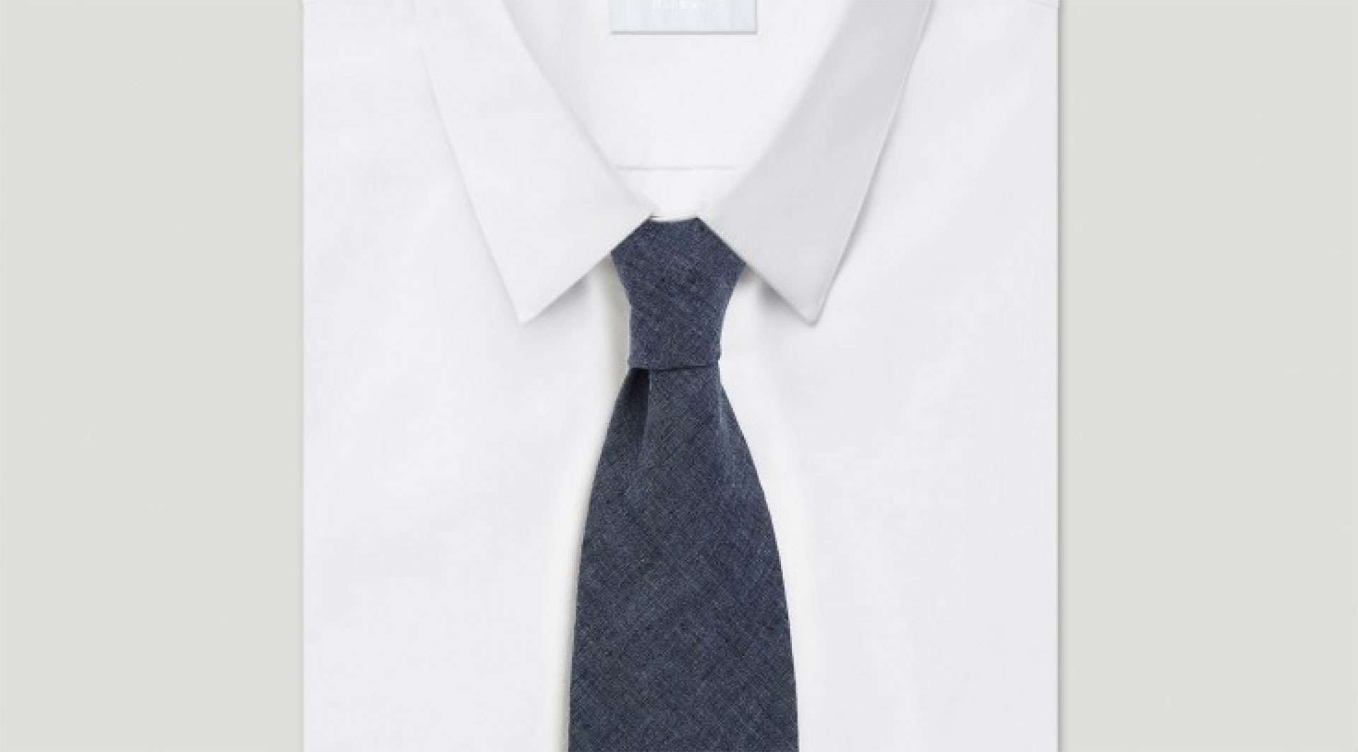 chemise blanche et cravate grise