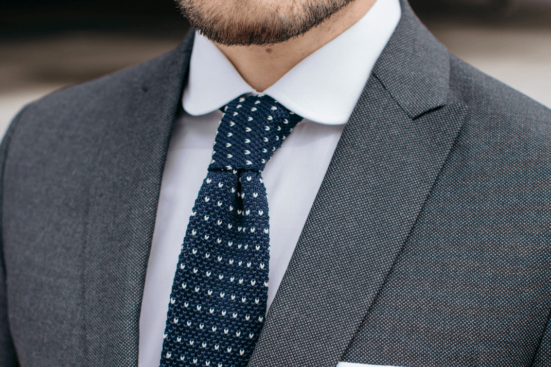 cravate bleu à motifs tailleur paris homme costume sur mesure